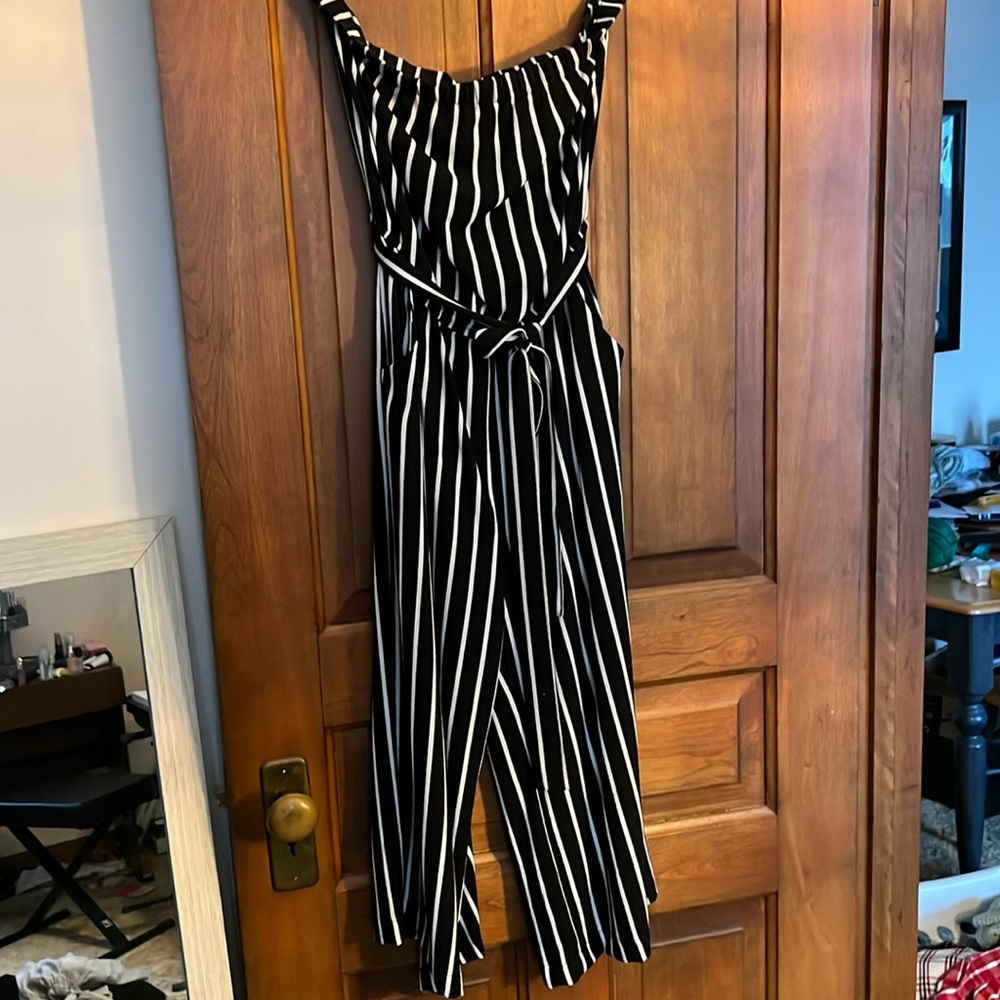 Striped strapless jumpsuit w pockets and tied waist